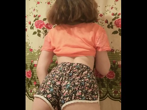❤️ 性感的年轻宝贝在镜头前脱下她的短裤 ❤️❌ Porno fb