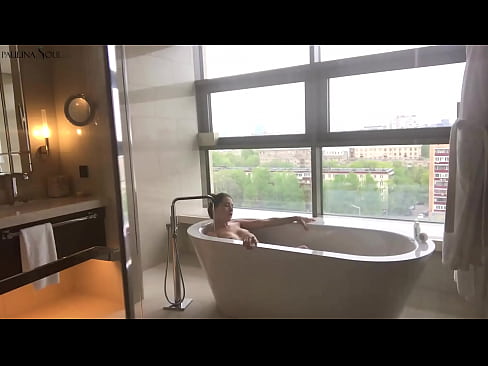 ❤️ 巨大的宝贝 激情地在浴室里撸起了她的阴部 ❤️❌ Porno fb