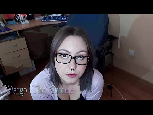 ❤️ 性感的眼镜女孩在镜头前深深地吸吮假阳具 ❤️❌ Porno fb