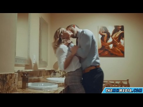 ❤️ 当一个胸大无脑的金发女郎在公共厕所里勾引你时 ❤️❌ Porno fb